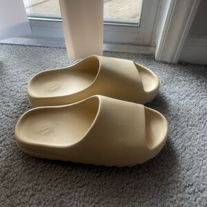 Yeezy Slides Bone